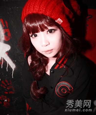 最新的时尚颜色推荐展示了女士的风格。