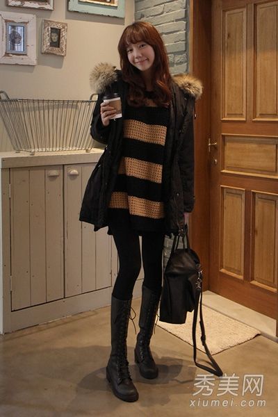 穿着长外套和长靴的粗腿女孩看起来更苗条。