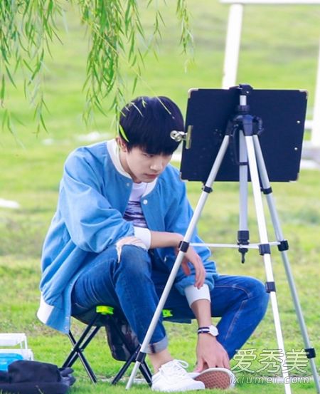 尹柯十几岁时穿什么牌子的衣服?和杰克森·易一样的蓝色