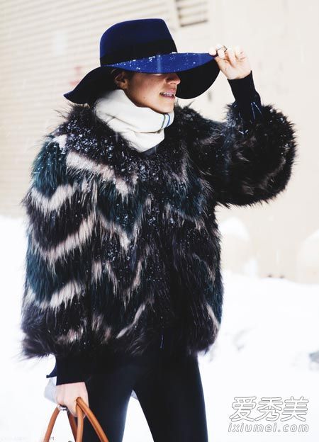 冬天你戴什么样的帽子？宽边帽子非常优雅。