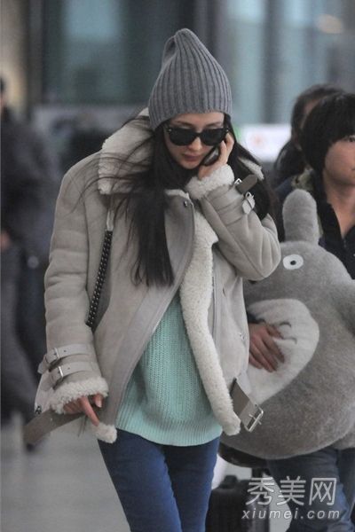 冬天,杨蜜喜欢穿小羊皮大衣和紧身裤。