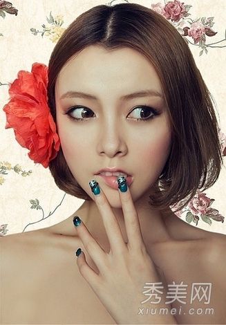 甜蜜部带内扣的短发造型简单又漂亮。