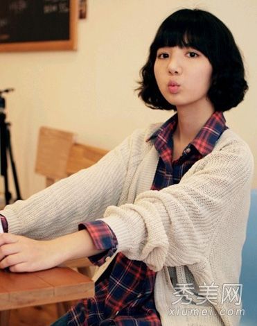 春季最新的韩式短卷发既时髦又俏皮,让人欲罢不能。