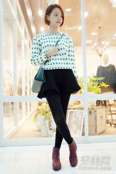 冬天穿毛衣配短裙和短裤来展示美丽的双腿。