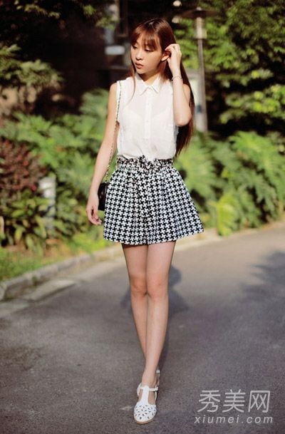 短裤、裙子、连衣裙、t恤和雪纺衬衫都可以。