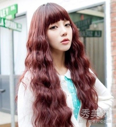最新的韩式卷发甜美的发型是童话中的模特。