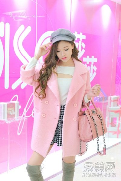 明亮的外套搭配短靴，彰显冬季女神气质