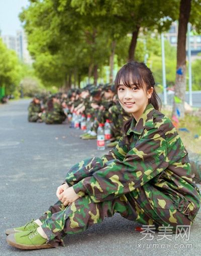 众所周知，浙江大学的军训女神闫不仅仅是一个茶女。