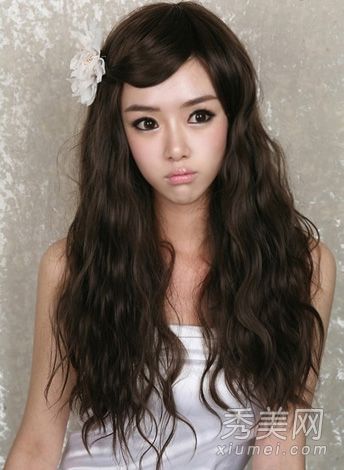 春季最流行的泡沫头发式用的MM少也是合适的。