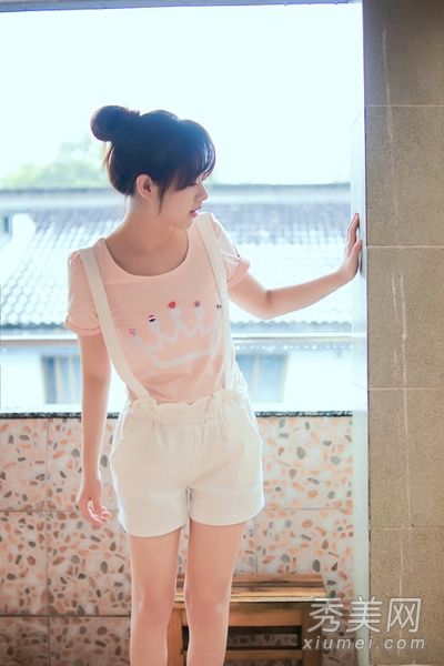 一件仲夏短袖t恤配一个小的新鲜氧气女孩