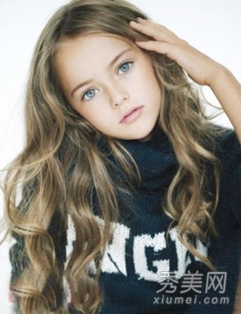 世界上最漂亮的女孩！9岁的超级模特，留着金色长发，拿着豆腐扇子