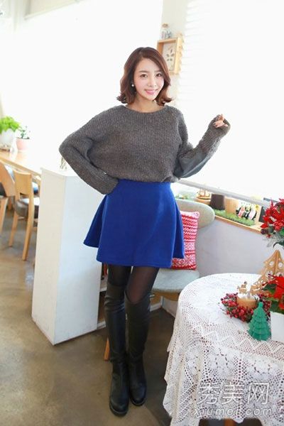 毛衣应该配短裙,复古,小,新鲜和有吸引力。