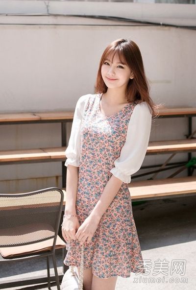 穿着韩凡的衣服，这位小女士看起来很高。