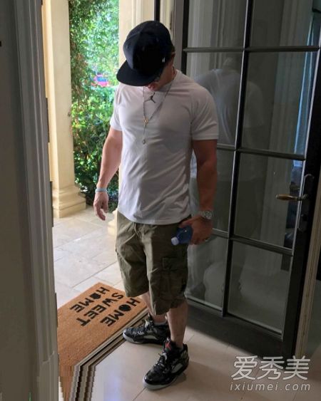 《变形金刚5沃尔堡》的定制版将于何时发布？飞人乔丹5的价格是多少