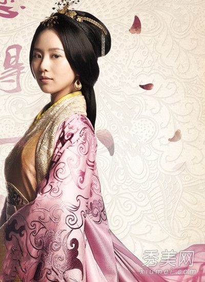 在风中,刘师师的古装充满了大气,现代发型也很优雅。