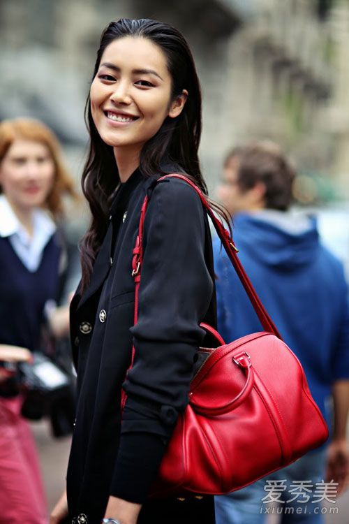 冬天你带什么颜色的包?红色的包是必须的