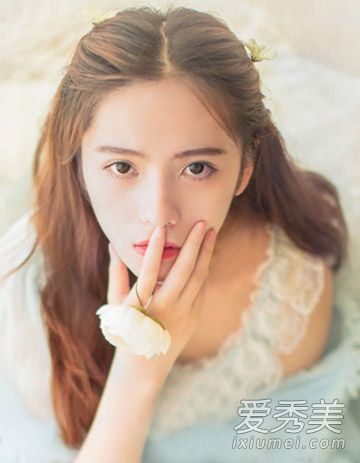 2015春夏看起来不错,留着长发,露出前额,留着自信的发型