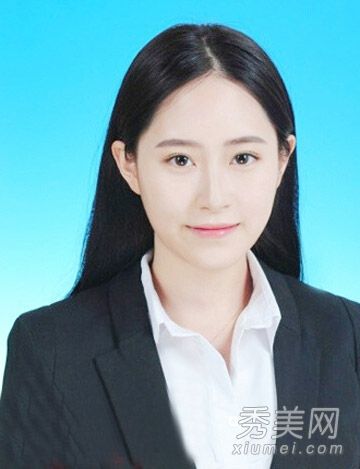 學生會最漂亮的主席有一頭紅色的長發，像劉亦菲一樣純潔。