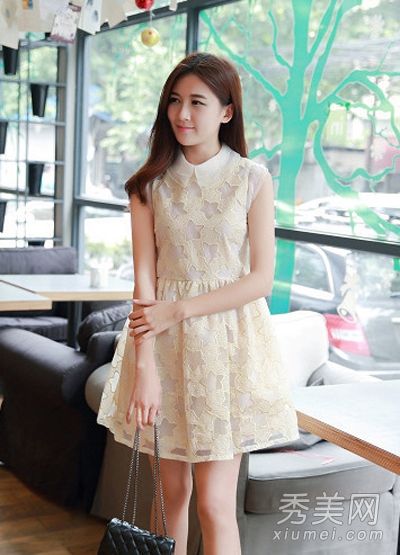 矮个子女孩穿着透明硬纱连衣裙向女士们展示