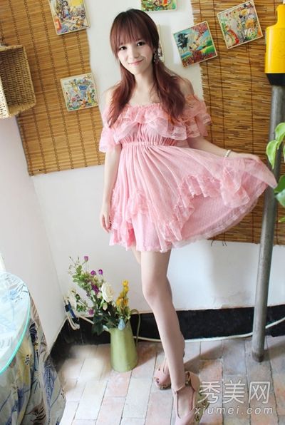 夏季巧妙搭褶裥平胸女孩，展现丰满的小乳房。