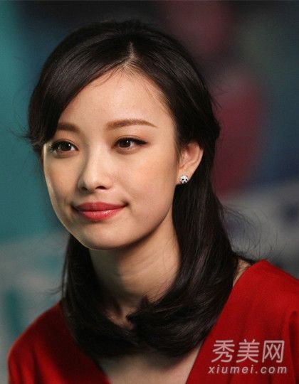 奔年妮妮发型中的短发纯净动人