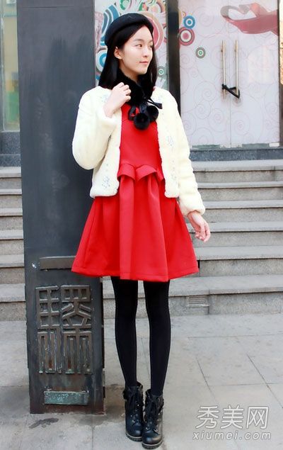这件红色的连衣裙和外套很时髦,很喜庆。