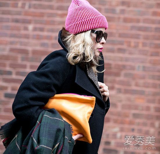 羊毛帽+冬装让你像一本街头相册一样美丽。