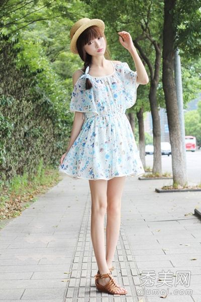 雪纺连衣裙既酷又性感,露出肩膀和迷人的眼睛