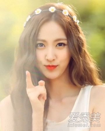 春天,女孩烫发的长发简单、漂亮、引人注目。