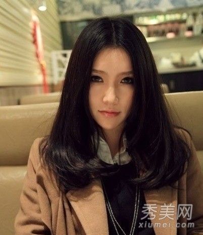 这款最新款的春季披肩有着清新而多才多艺的长发,非常时尚。