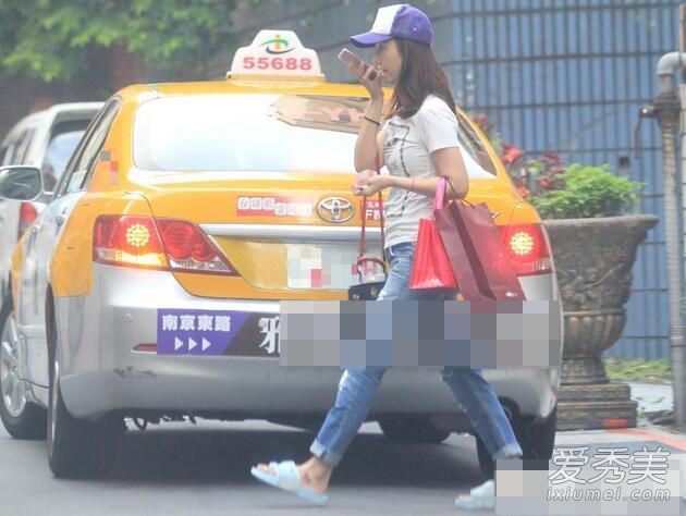 当林心如穿着拖鞋外出时,林心如穿什么牌子的蓝色拖鞋?