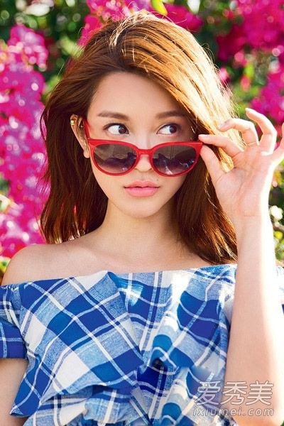 今年流行的15款太阳镜搭配发型来美化春夏。