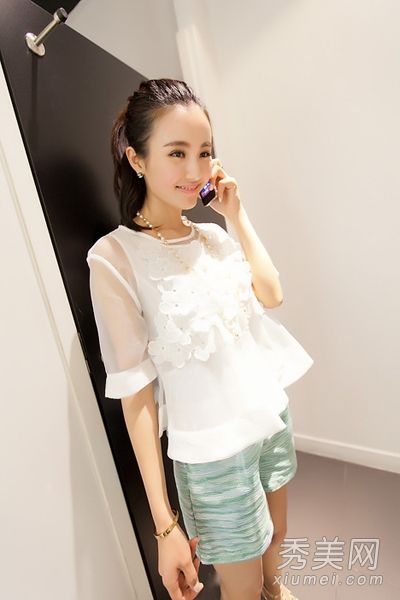 巧妙的短裤展现高挑身材，轻松打造气质和名气
