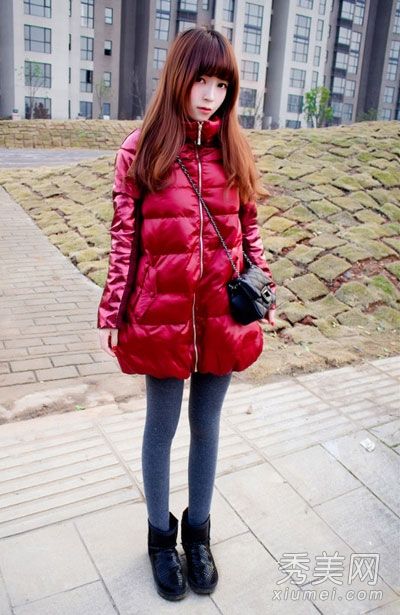 羽绒服和绑腿让你在冬天保暖。