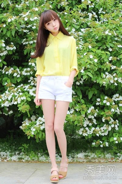 盛夏时，巧妙搭配高腰短裤，轻松修剪马桶腰部。