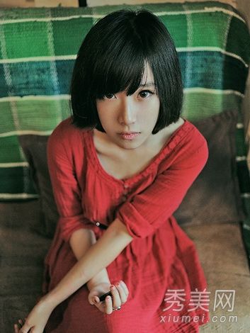 时尚的短发风格创造复古的文学风格