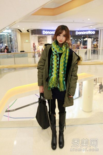 军绿色棉衣配紧身裤保暖，时尚帅气。