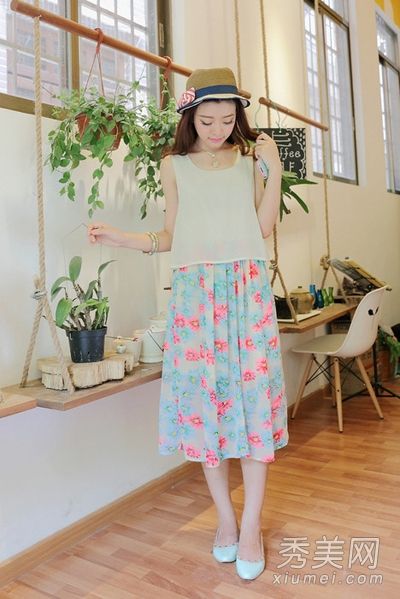 背心搭配半身连衣裙，展现迷人且易于抓握的双腿
