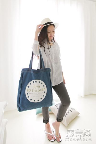 初秋宽松衬衫+打底裤修身打造小骨架