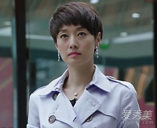 在我前半部的第11集里,马一力穿的是什么牌子的风衣?