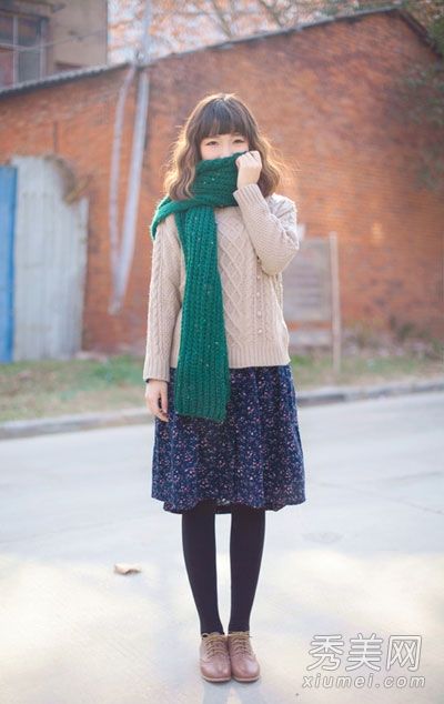 高领毛衣是最百搭的，配裙子和裤子都很悦目