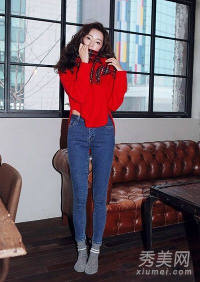 红色短毛衣巧穿麻豆