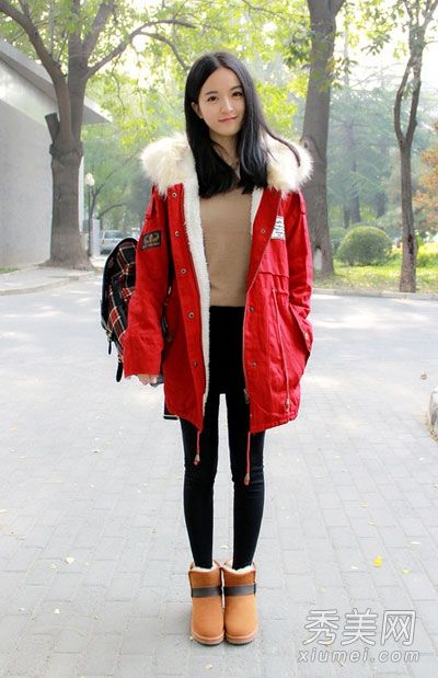 红色外套的时尚搭配让你美丽而不冷不热。