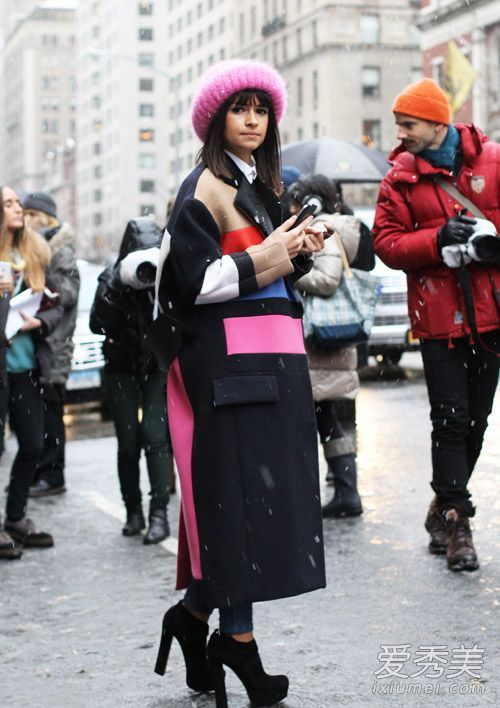 呢子大衣配什么帽子?帽子?街道照片