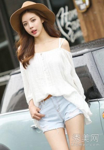 略胖的女孩很瘦，试图穿宽松的外套和良好的身材。