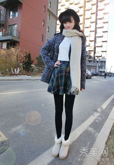 这件外套和裙子很相配，围巾很漂亮，不会冻住。