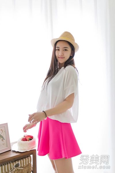 夏天是甜蜜的。雪纺衬衫和裙子正合适。