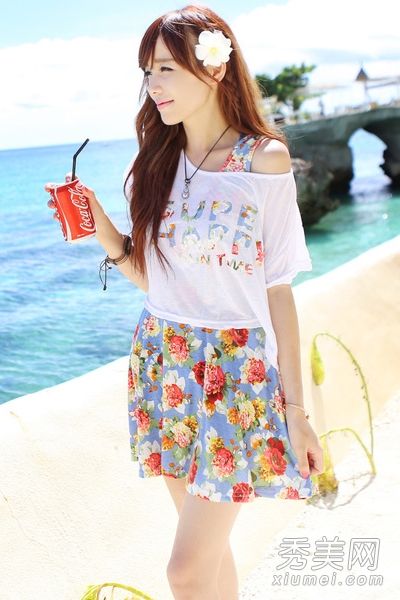 夏末，背心裙显得又薄又香，穿着罩衫应付各种场合。