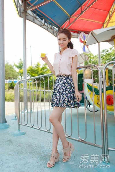 梨形连衣裙，配有伞裙和雪纺衬衫。是一位女士。