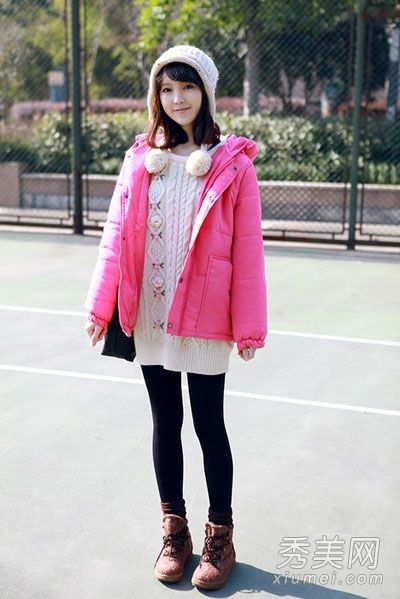 元旦始于红色冬季时装组合和节日比赛